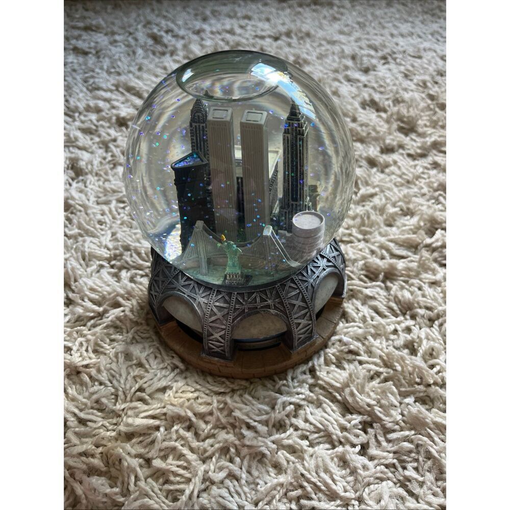 Vintage Bloomingdale's NYC Pre 9/11 Twin Towers Musical/Revolving Snow Globe